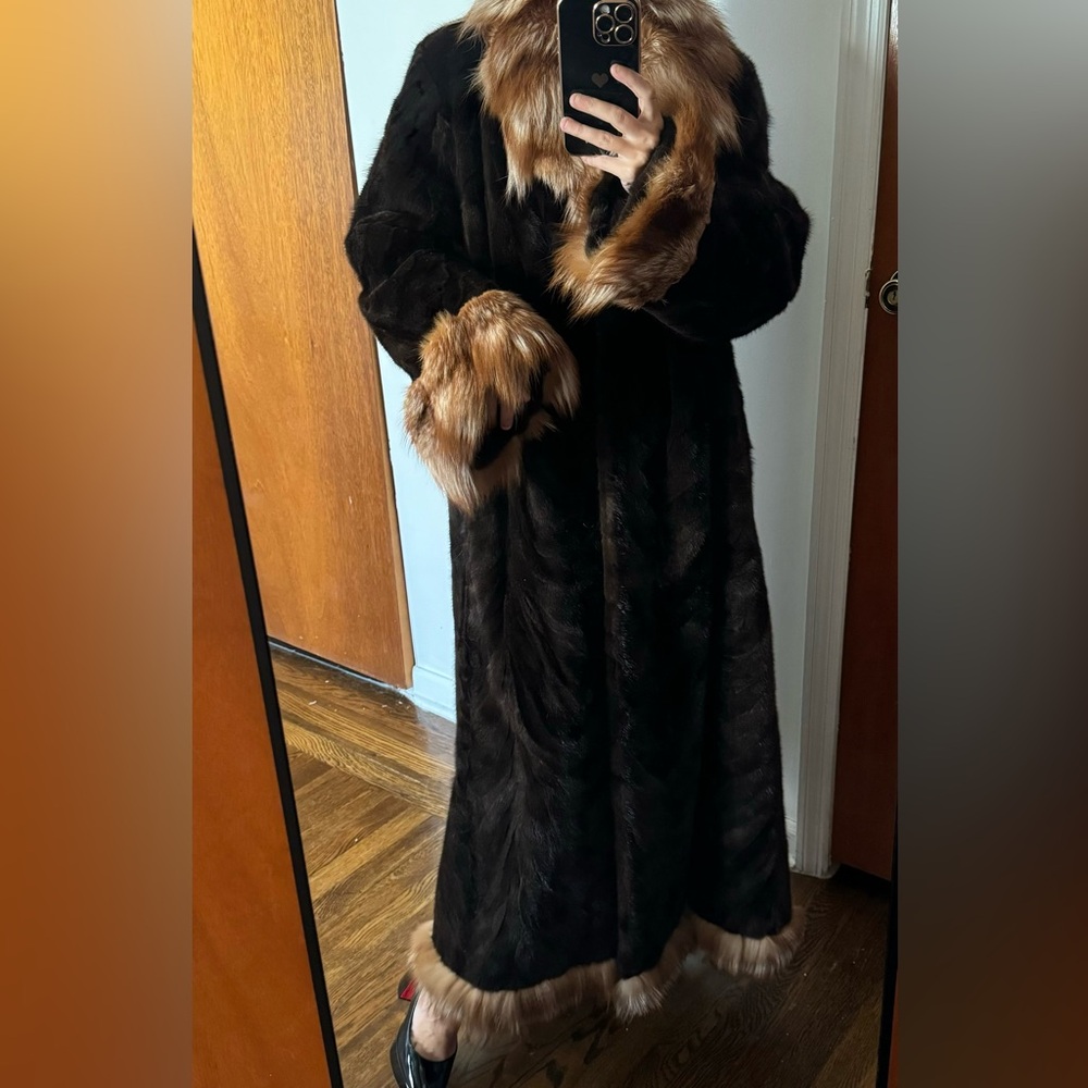 Brown mink fur coat with red fox fur collar trim - Picture 11 of 16